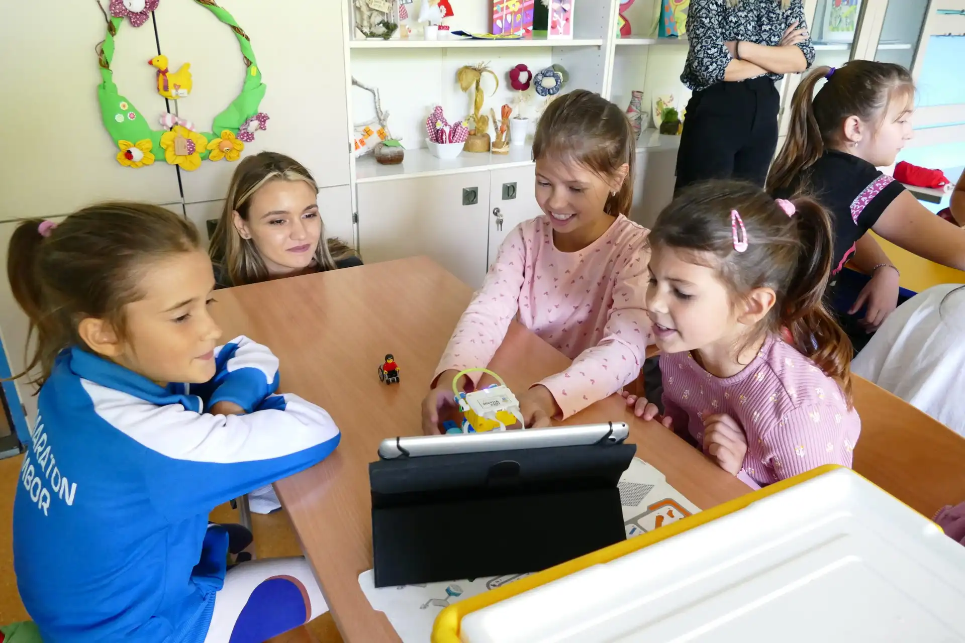 Prilika koja često nedostaje: Devojčice iz manjih sredina uče programiranje i robotiku