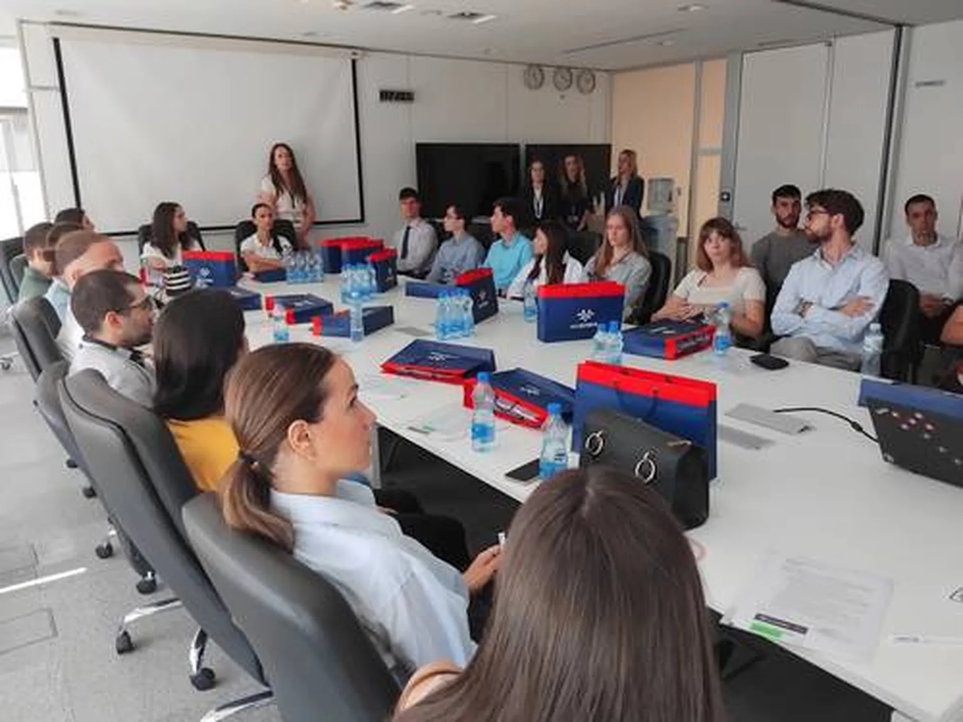 Studenti stigli na „Take-off“ praksu Er Srbije