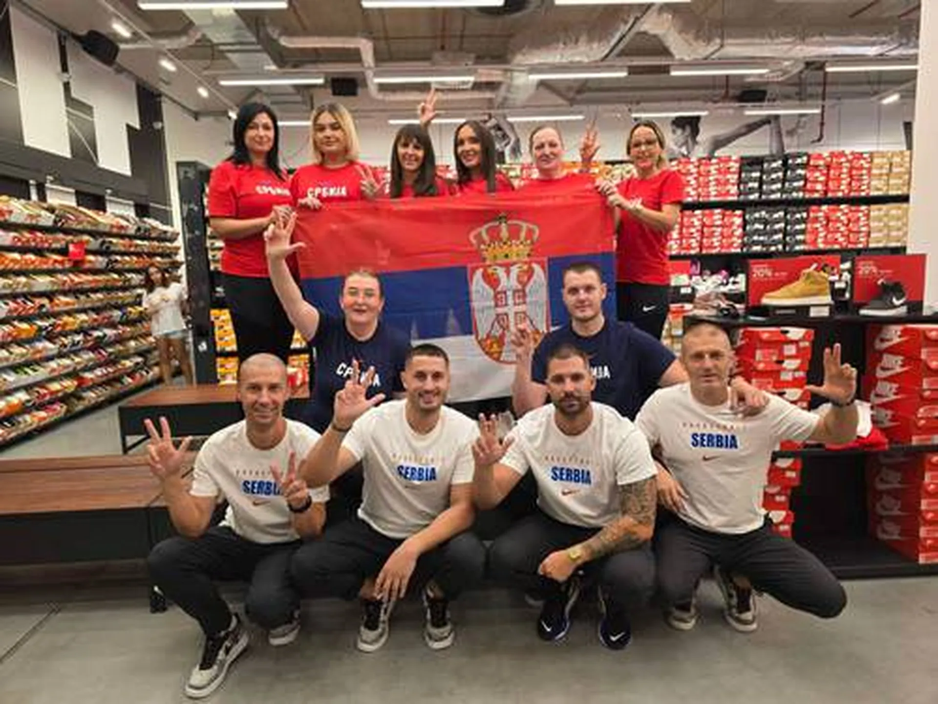 Naše kolege iz maloprodaje u Srbija majicama