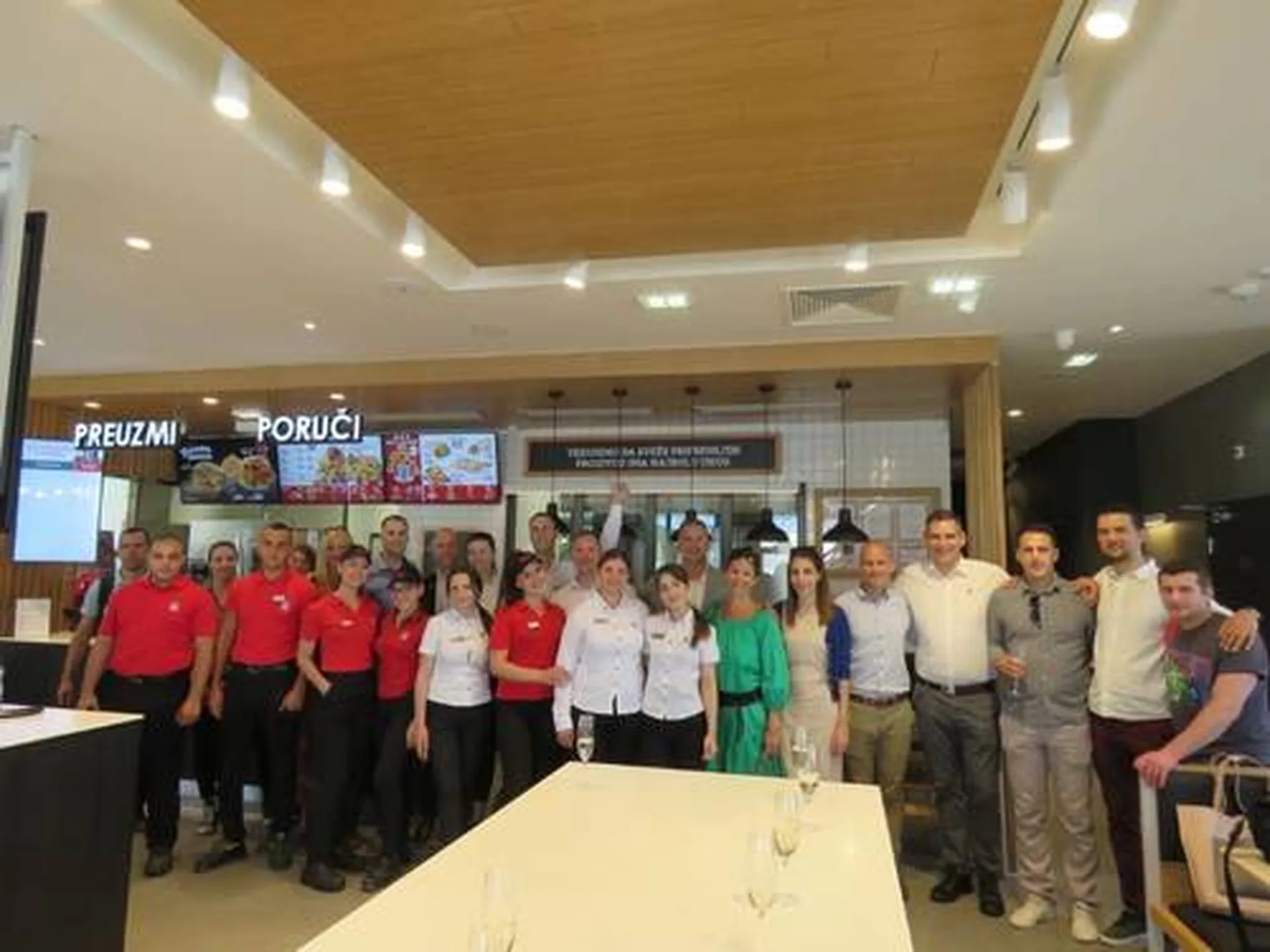 Novi KFC IKEA restoran!